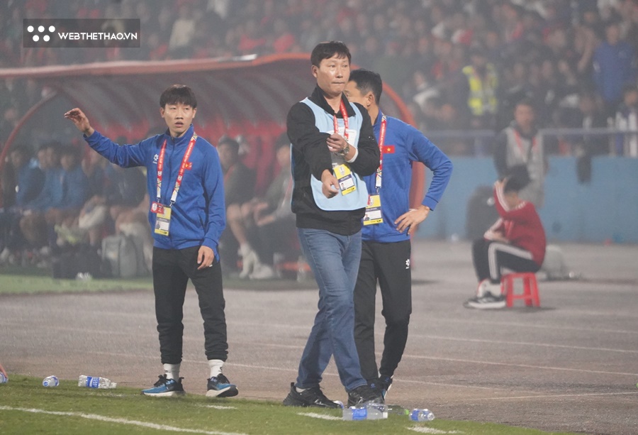 Thắng cả Th&aacute;i Lan, Indonesia tr&ecirc;n s&acirc;n kh&aacute;ch: Qu&aacute;i kiệt Kim Sang Sik!