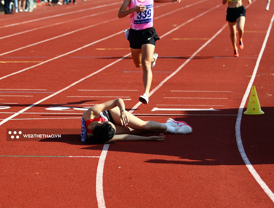 &Aacute; qu&acirc;n SEA Games B&ugrave;i Thị Ng&acirc;n đổ m&aacute;u tr&ecirc;n đường chạy chung kết 800m nữ quốc gia