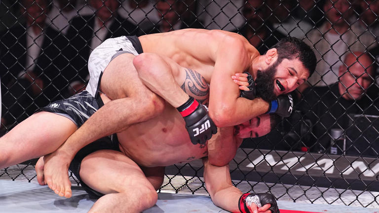 Huyền thoại UFC phân tích cách dùng vật khó chịu của Khamzat Chimaev
