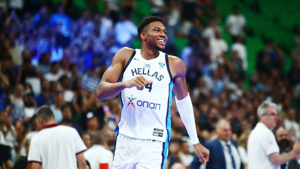 V&agrave;o s&acirc;n 15 ph&uacute;t ghi 25 điểm, Giannis Antetokounmpo oanh tạc tuyển Latvia tiền EuroBasket 2025
