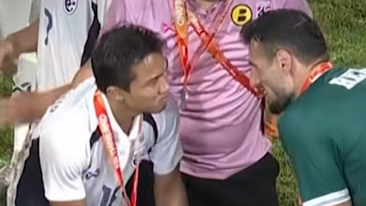 Khoảnh khắc bất ngờ: Cầu thủ Iraq l&agrave;m điều lạ khi tiến gần &ldquo;Messi Th&aacute;i&rdquo; sau pha triệt hạ