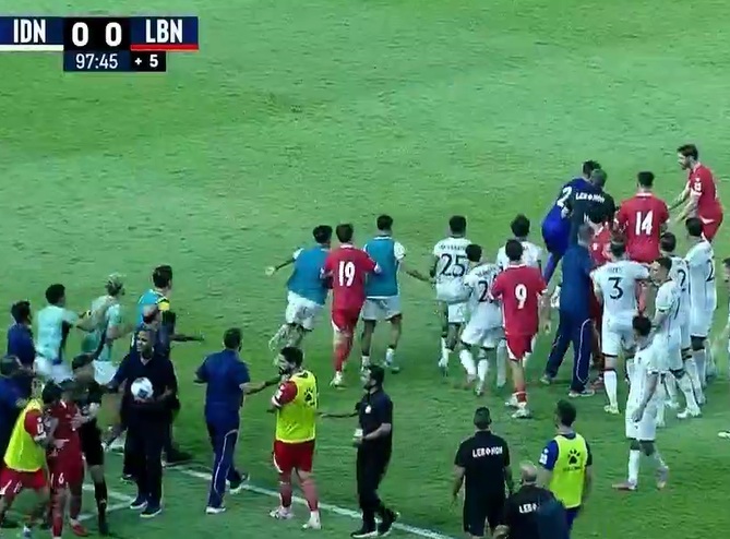 Sao nhập tịch gốc H&agrave; Lan ch&acirc;m ng&ograve;i, cầu thủ Indonesia v&agrave; Lebanon su&yacute;t đ&aacute;nh nhau