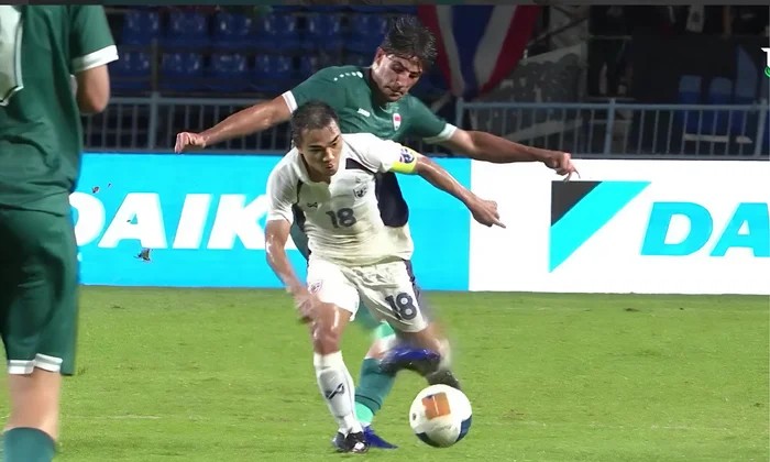 Phẫn nộ “Messi Thái” bị cầu thủ Iraq triệt hạ thô bạo bằng đòn Muay Thái