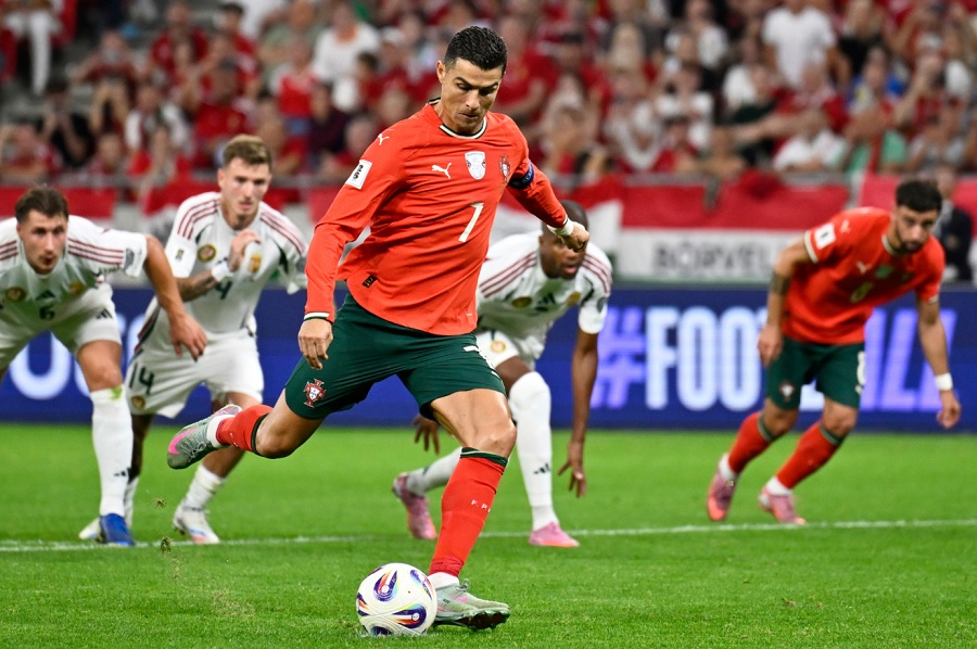 Ronaldo chính thức san bằng kỷ lục ghi bàn ở vòng loại World Cup