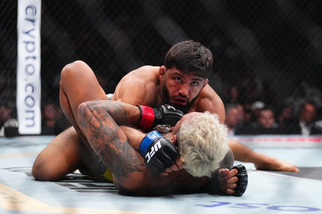 Arman Tsarukyan đấu cựu vô địch UFC khi đang "ngồi chơi"