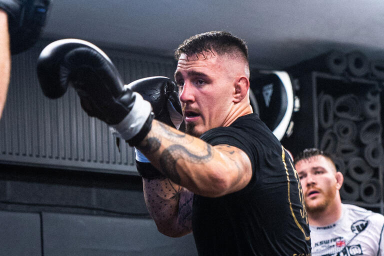 Tom Aspinall làm rõ ý định chuyển sang thi đấu Boxing