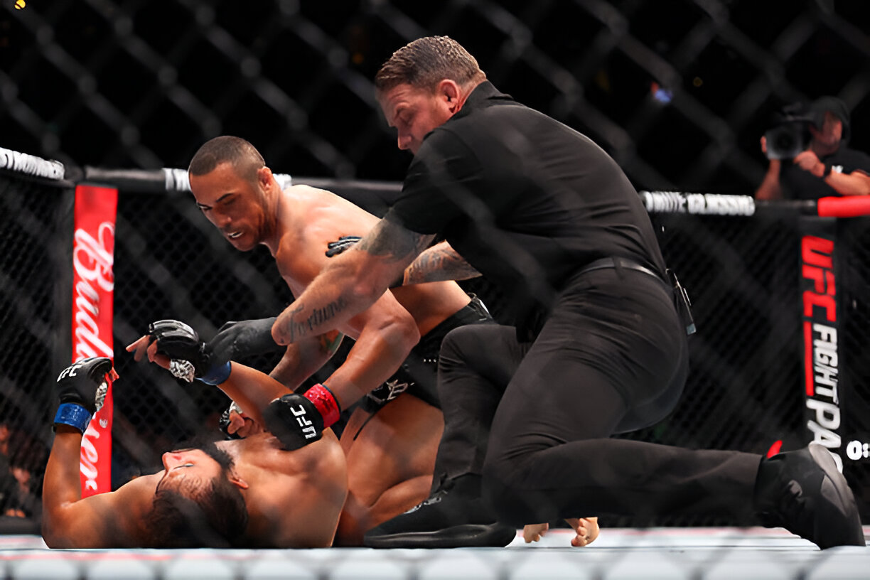 Carlos Ulberg knockout "sập nguồn" Dominick Reyes thẳng tiến tranh đai