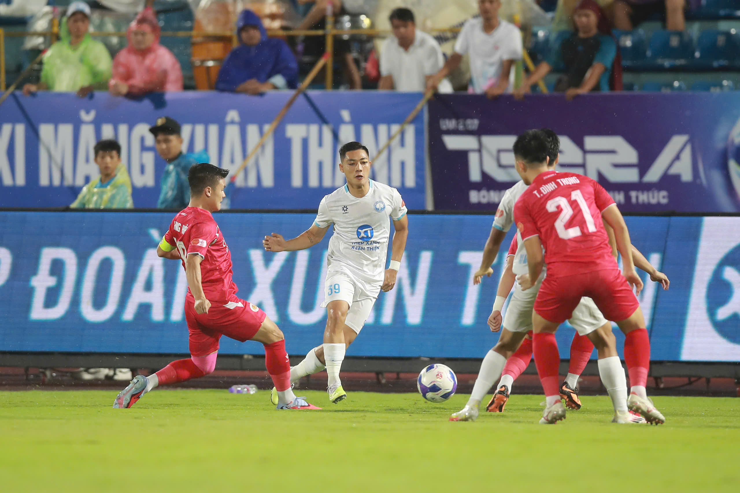 Nam Định tiếp tục thất bại, Ninh Bình chấm dứt mạch thắng