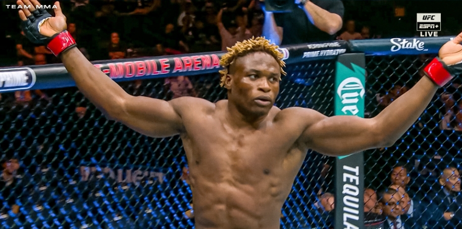 "Kì nhân" mới của hạng trung UFC hạ đối thủ bằng đòn chỏ "vô hình"