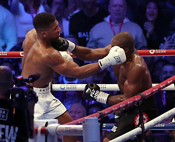 Anthony Joshua tái hiện trận boxing kinh điển trước khi so găng Tyson Fury