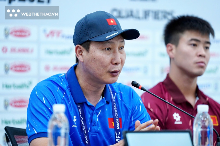 HLV Kim Sang Sik: &ldquo;Bỏ ngo&agrave;i tai chuyện Malaysia, Việt Nam chỉ hướng tới chiến thắng Nepal&rdquo;