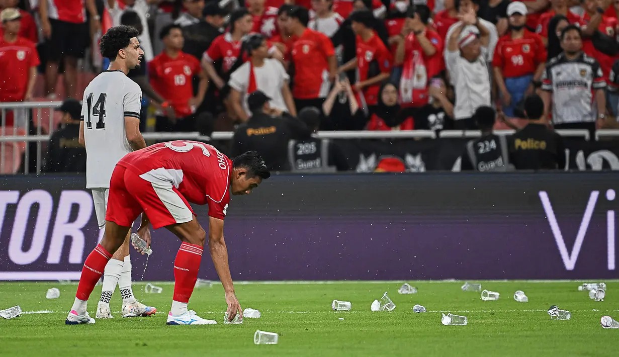 Hình ảnh xấu xí của CĐV Indonesia khiến AFC có thể vào cuộc