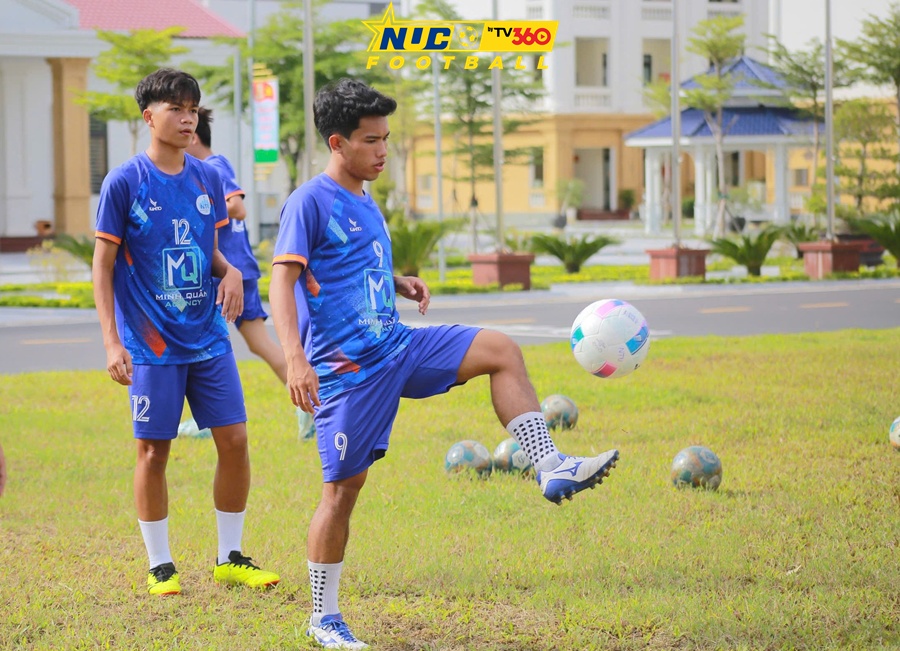 Xúc động chuyện chàng sinh viên Chăm phụ hồ, bốc vác theo con chữ và đam mê bóng đá Xúc động chuyện chàng sinh viên Chăm phụ hồ, bốc vác theo con chữ và đam mê bóng đá