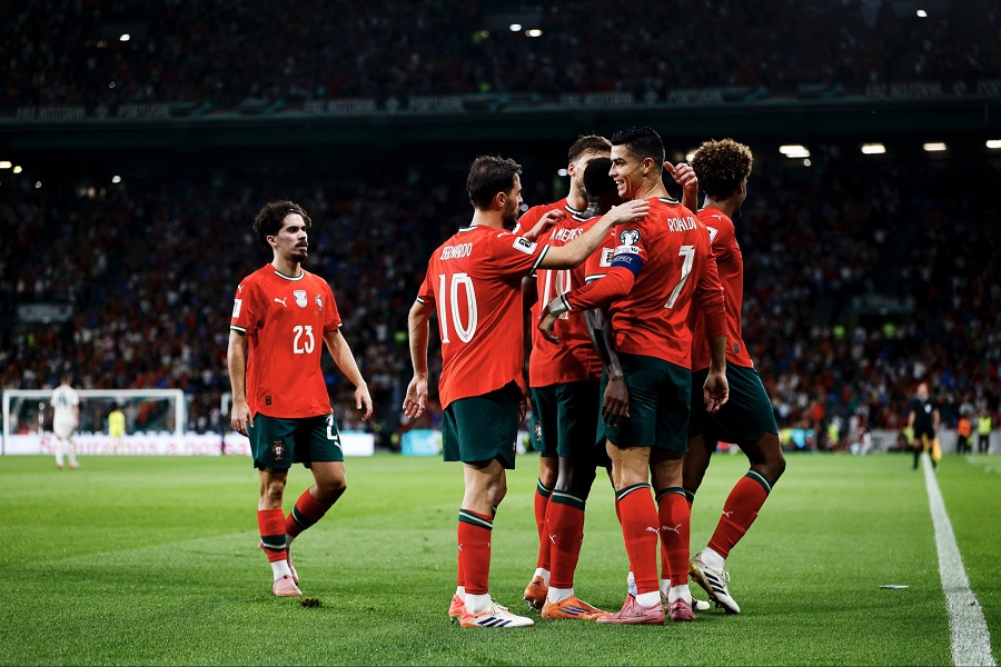 Cristiano Ronaldo vượt qua Messi để lập kỷ lục ghi bàn ở vòng loại World Cup