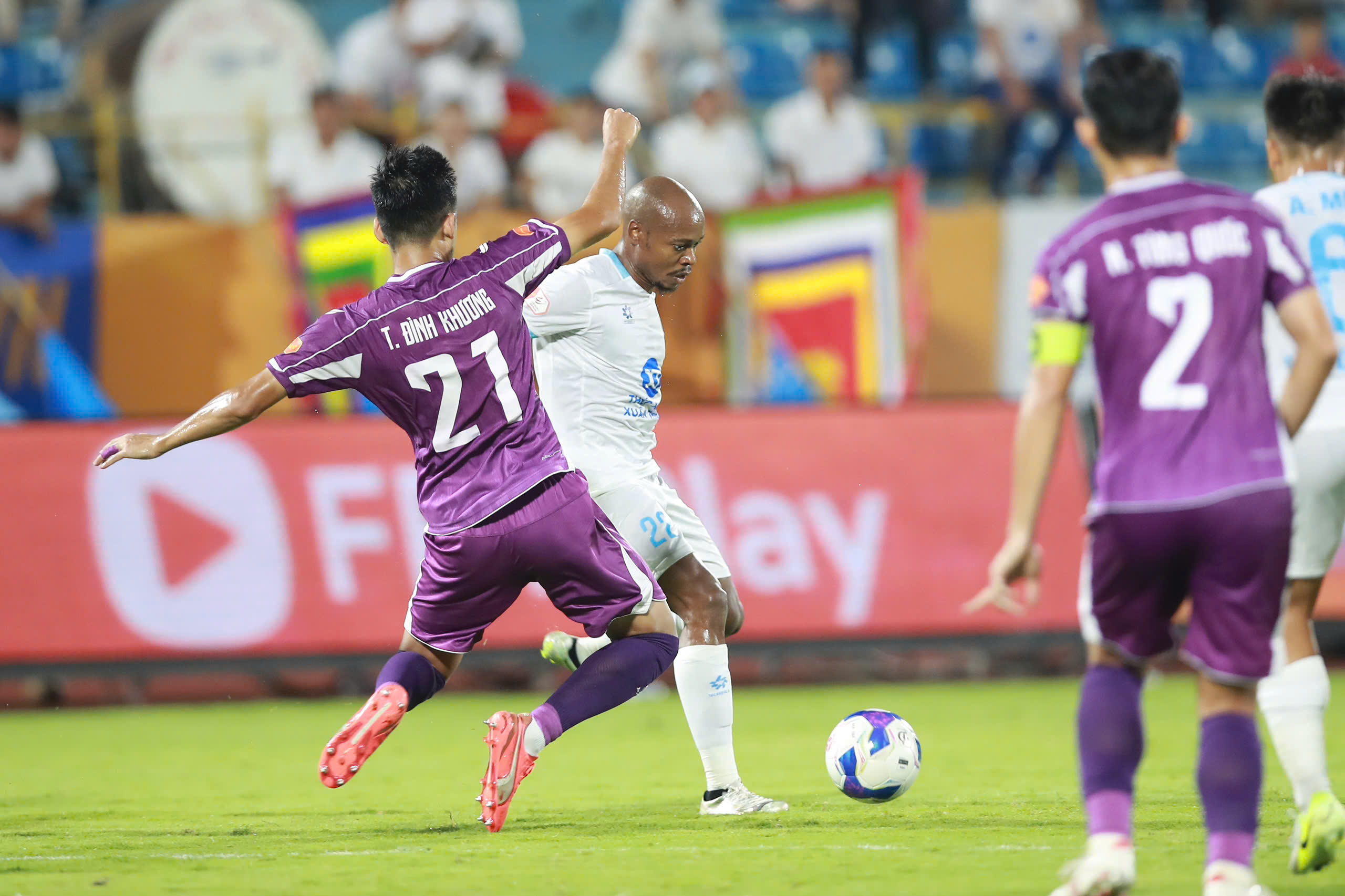 Nam Định thua liền 3 trận ở V.League, CĐV bỏ về sớm Nam Định thua liền 3 trận ở V.League, CĐV bỏ về sớm