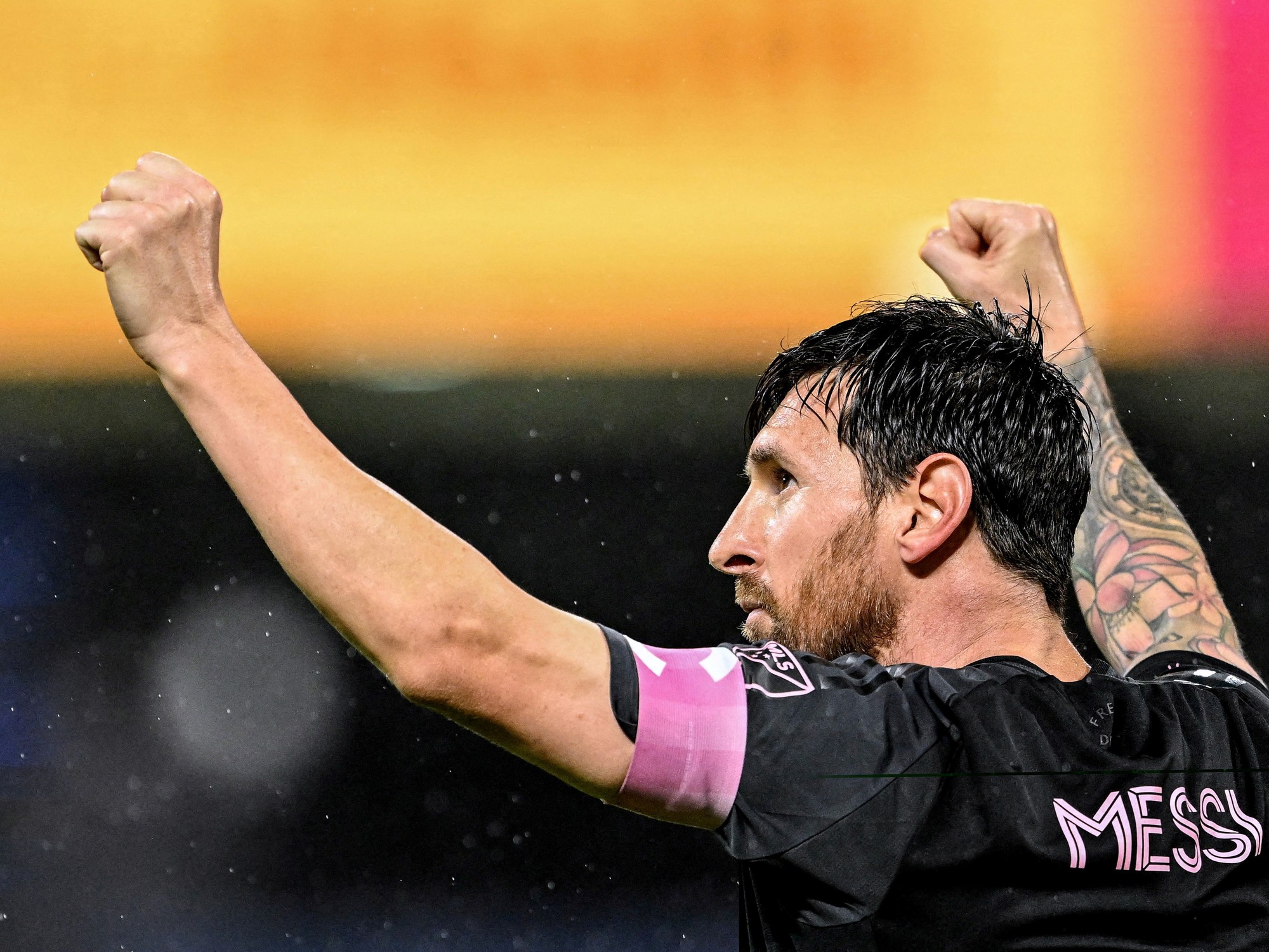 Messi lập hat-trick và chuẩn bị cán mốc 400 pha kiến tạo