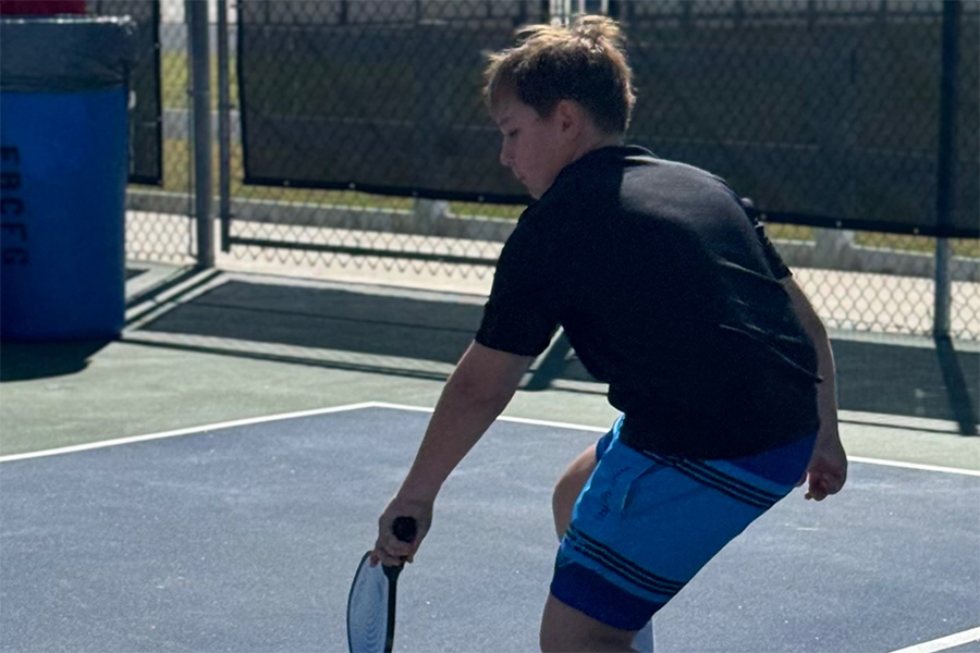 Thần đồng b&oacute;ng ch&agrave;y mang t&igrave;nh y&ecirc;u lớn d&agrave;nh cho pickleball