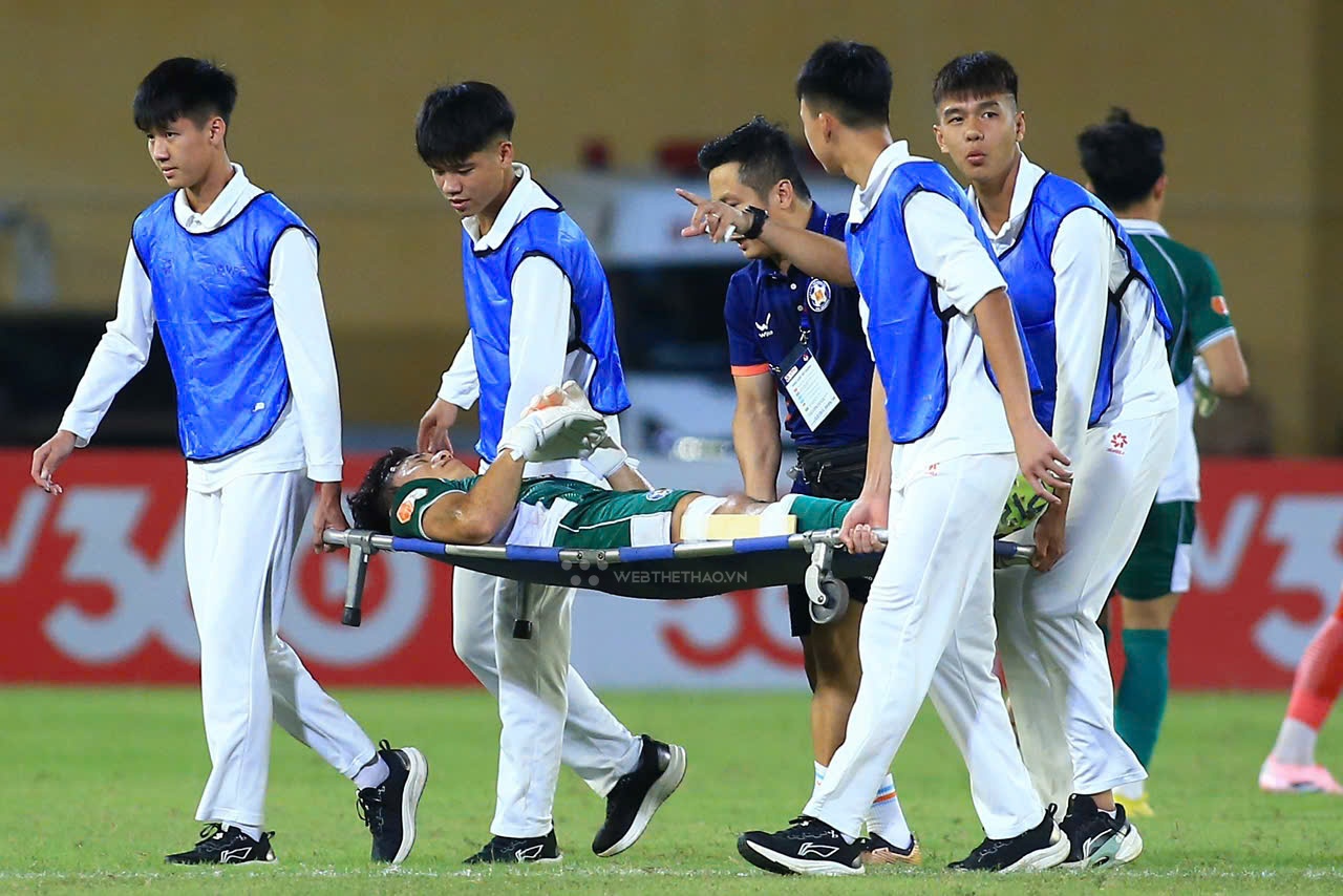 Thủ môn Bùi Tiến Dũng chấn thương nặng ngay trong ngày tái xuất V.League