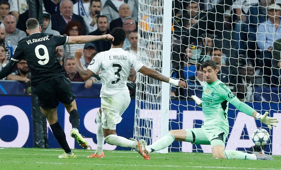 Courtois và phép màu trước Vlahovic gợi nhớ đến Casillas trước Robben tại World Cup