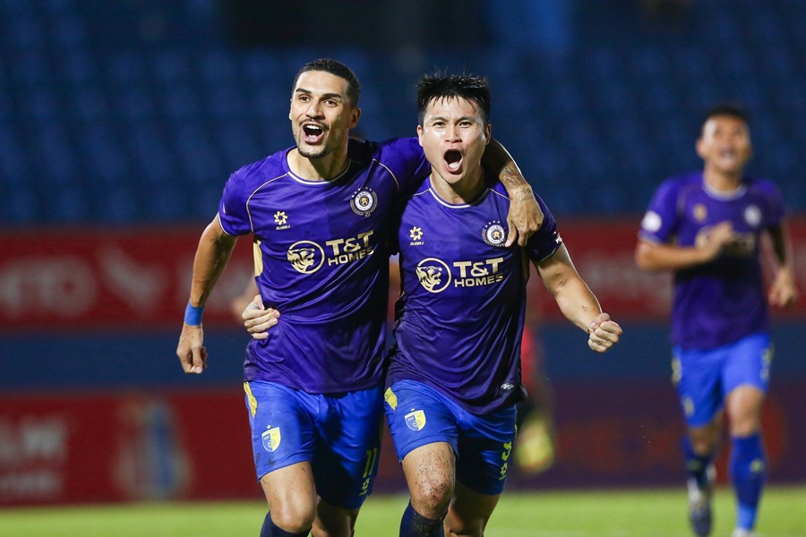 Nụ cười chiến thắng cho Harry Kewell và Đỗ Hoàng Hên ở trận đấu có 3 quả penalty