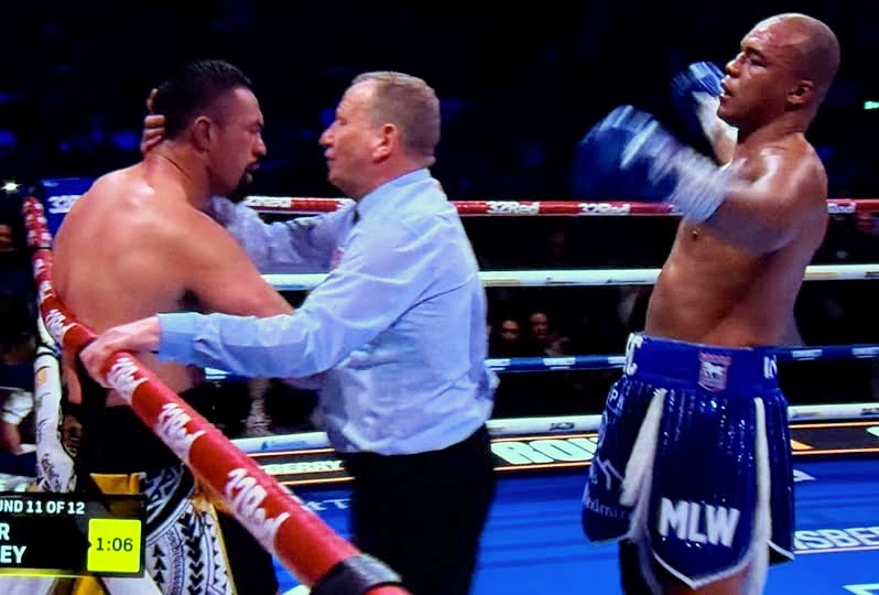 Joseph Parker vs Fabio Wardley: Tranh cãi nảy lửa việc trọng tài dừng trận đấu... Joseph Parker vs Fabio Wardley: Tranh cãi nảy lửa việc trọng tài dừng trận đấu...