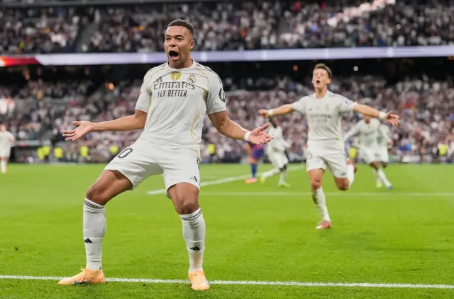 Ghi bàn ở Siêu kinh điển, Mbappe trở thành "quái thú trắng" của Barcelona