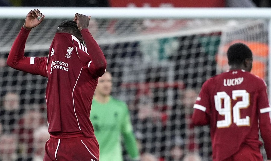 Lựa chọn đội hình "bất ngờ" của Arne Slot khiến Liverpool thảm bại ở Cúp Liên đoàn