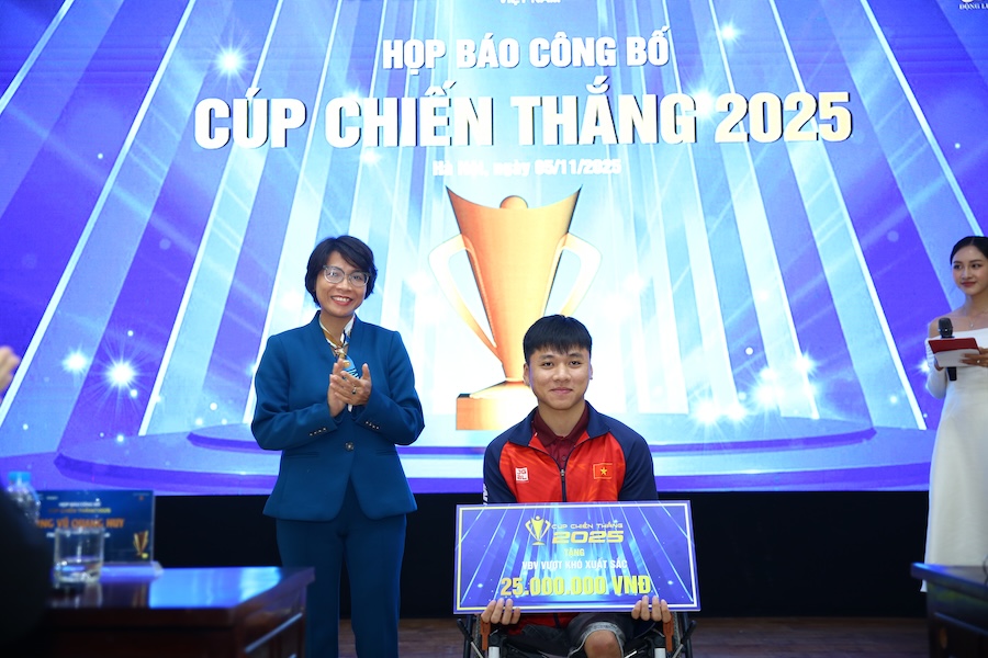 Kình ngư Phạm Tuấn Hưng nhận phần thưởng ý nghĩa từ Cúp Chiến Thắng