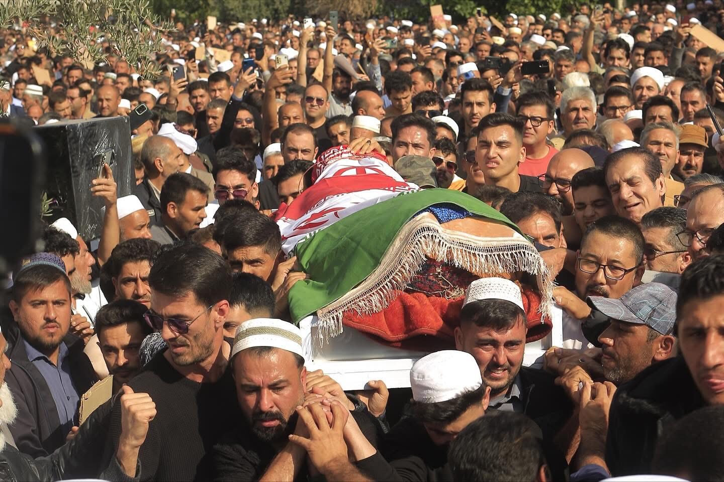 Hàng ngàn NHM tiễn đưa ngôi sao bóng chuyền Iran - Saber Kazemi sau tai nạn thương tâm