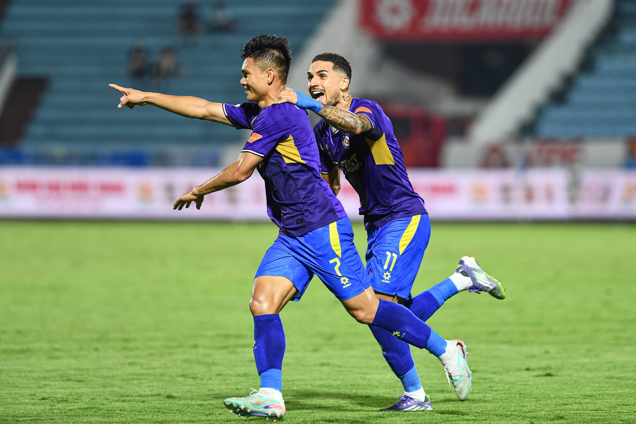 Xu&acirc;n Mạnh ghi si&ecirc;u phẩm, H&agrave; Nội FC tho&aacute;t thua tr&ecirc;n s&acirc;n Thi&ecirc;n Trường