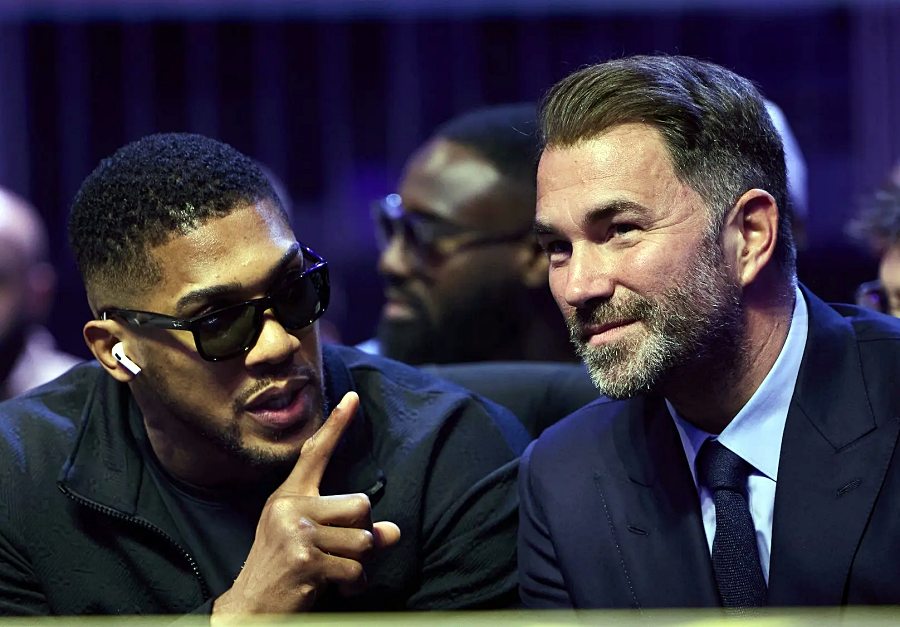 Anthony Joshua nhận "mưa gạch đá" vì đồng ý so găng với Jake Paul