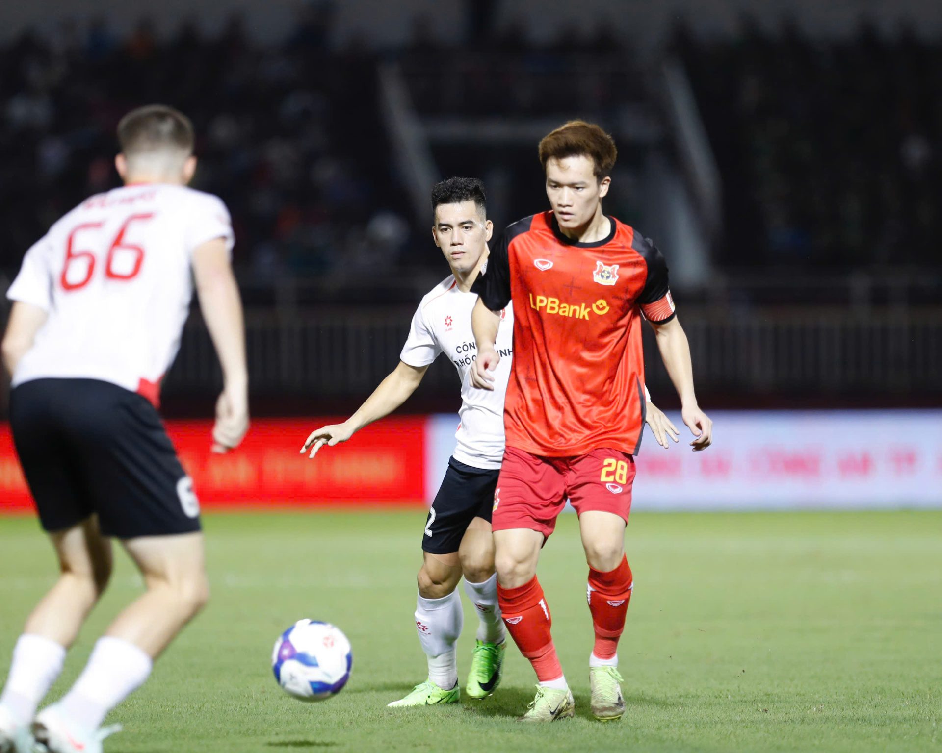Cuộc đua Vua phá lưới V.League: Hoàng Đức “lạc lõng” giữa dàn ngoại binh