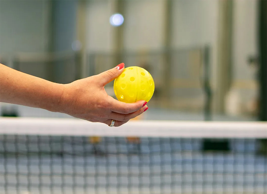 Lựa chọn bóng pickleball khi thi đấu trong nhà