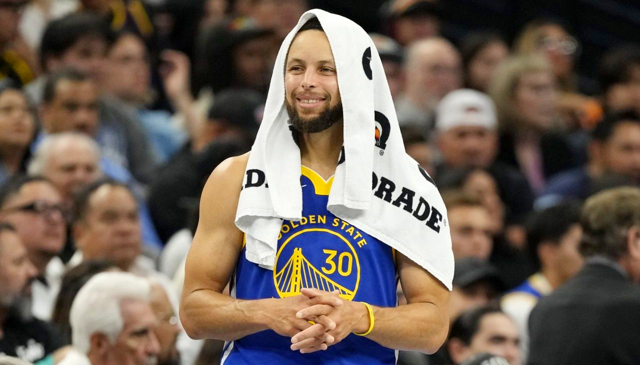 Stephen Curry tiết lộ "chiêu độc" của HLV Steve Kerr, san bằng kỷ lục của huyền thoại Michael Jordan