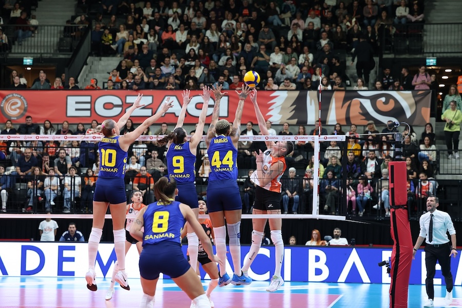 Fenerbahçe Medicana thắng áp đảo Eczacıbaşı trong derby ở vòng 5 Sultanlar Ligi