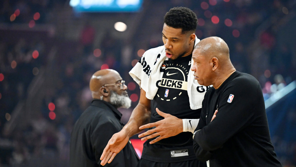 Giannis Antetokounmpo chấn thương háng: Hệ quả từ cách trọng tài NBA cầm còi mà Doc Rivers cảnh báo Giannis Antetokounmpo chấn thương háng: Hệ quả từ cách trọng tài NBA cầm còi mà Doc Rivers cảnh báo