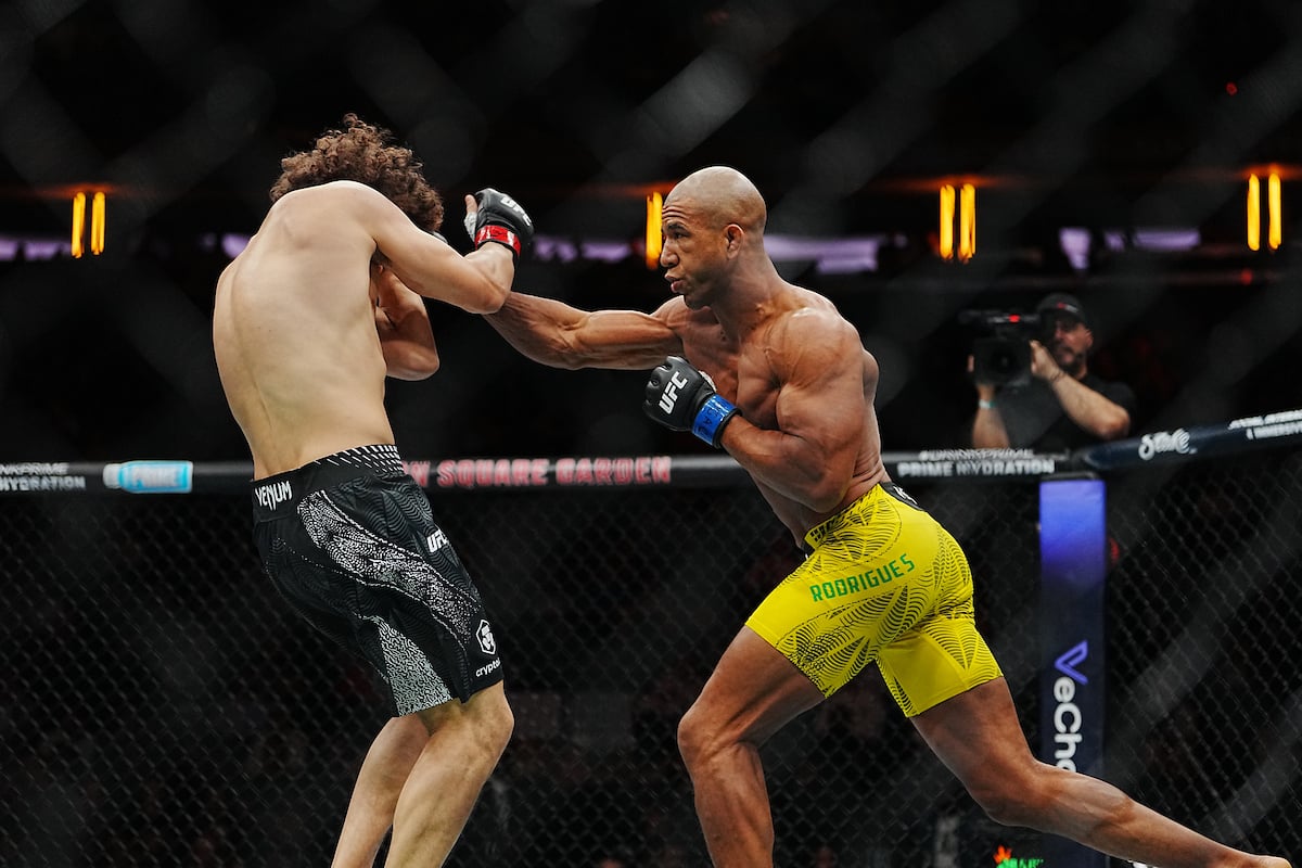 "Robocop" Gregory Rodrigues thách thức 2 cựu vương sau UFC 322