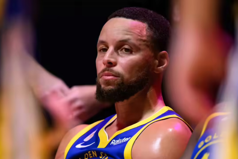 HLV của Stephen Curry "quan ngại sâu sắc" về sự gia tăng chấn thương tại NBA mùa 2025-26