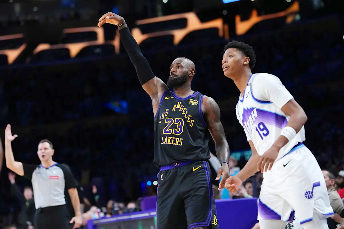 Kỷ lục vô tiền khoáng hậu: LeBron James khởi đầu mùa giải NBA thứ 23 ở tuổi 40 Kỷ lục vô tiền khoáng hậu: LeBron James khởi đầu mùa giải NBA thứ 23 ở tuổi 40