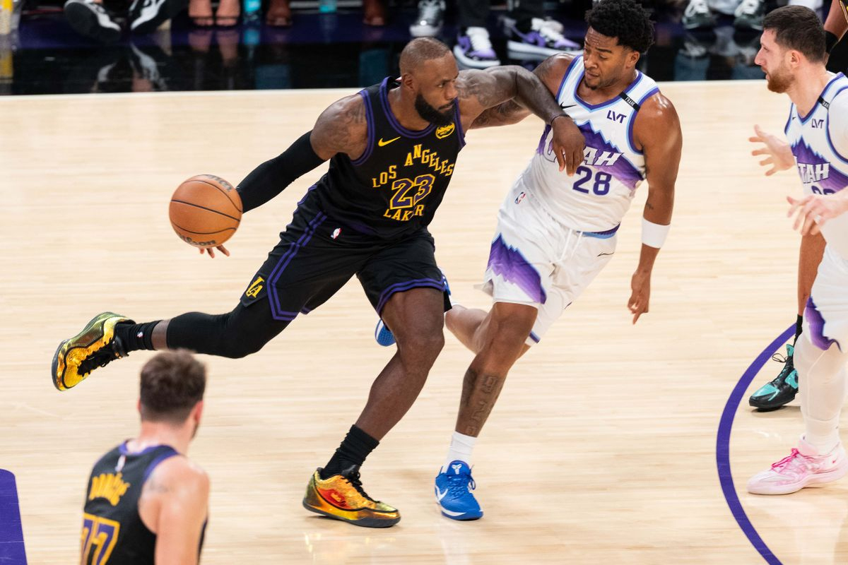 Huyền thoại James Worthy chỉ ra điểm khác biệt của Lakers trong ngày LeBron James tái xuất Huyền thoại James Worthy chỉ ra điểm khác biệt của Lakers trong ngày LeBron James tái xuất