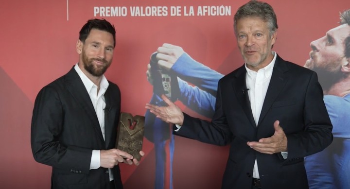 Cảm xúc của Messi khi nhận giải thưởng cầu thủ được yêu thích nhất lịch sử Barcelona