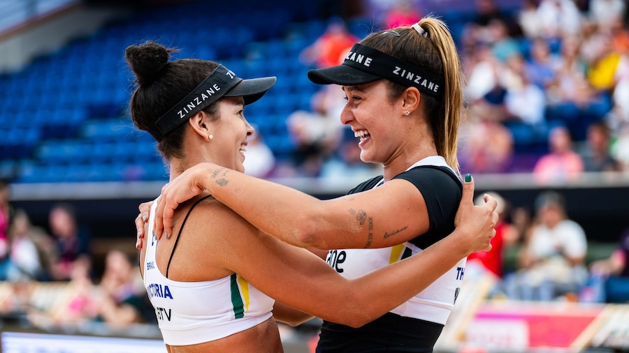 Thâmela Coradello/Victoria Lopes và Tina Graudina/Anastasija Samoilova giành vé bán kết FIVB 2025