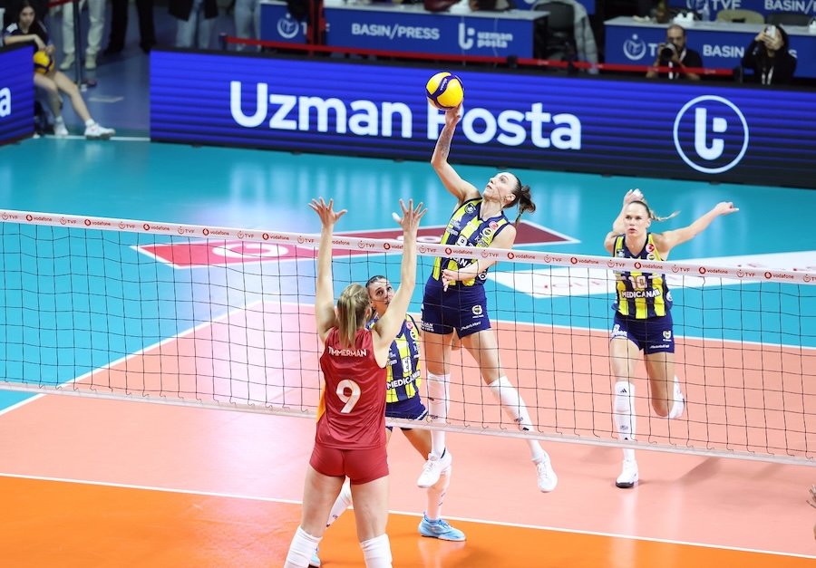 Fenerbahçe đánh bại Galatasaray trong trận derby kịch tính