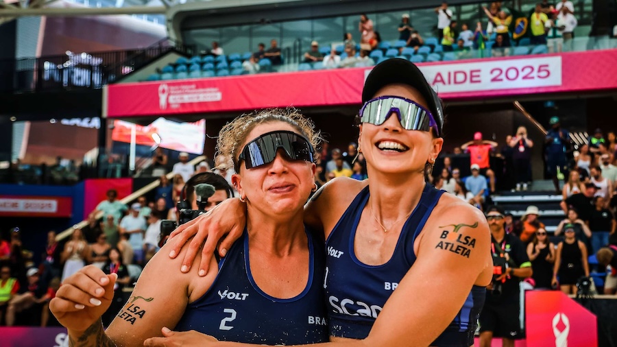 Carol & Rebecca làm nên kỳ tích – lần đầu tiên bước lên bục World Championship