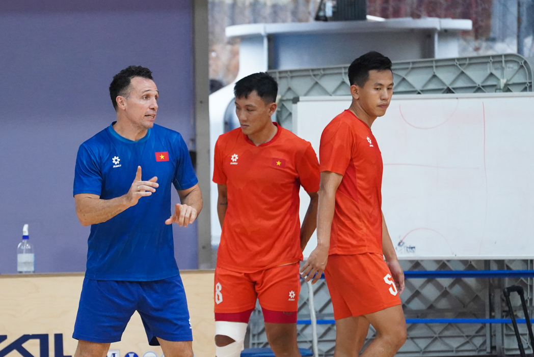 Thi đấu với mật độ 1 ng&agrave;y/trận tại SEA Games 33, HLV futsal Việt Nam n&oacute;i g&igrave;?