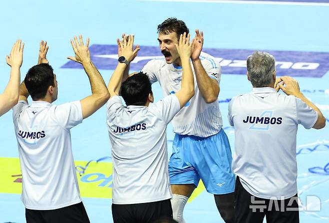 Korean Air và Hyundai Construction Giành Chiến Thắng Ấn Tượng tại V-League 2025-2026