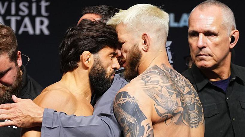 Max Holloway chỉ trích Arman Tsarukyan vì húc đầu Dan Hooker ở buổi cân
