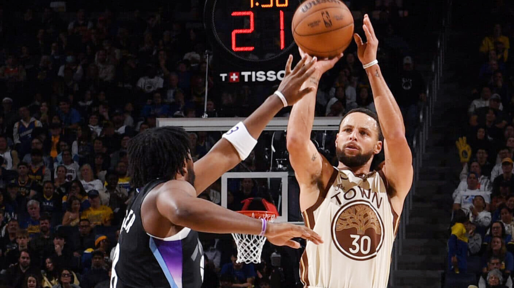 Stephen Curry ghi 31 điểm, cùng Golden State Warriors chào sân áo đấu mới bằng chiến thắng