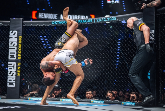 Đòn siết "tam giác đứng" cực hiếm tái hiện trên sàn MMA sau 16 năm
