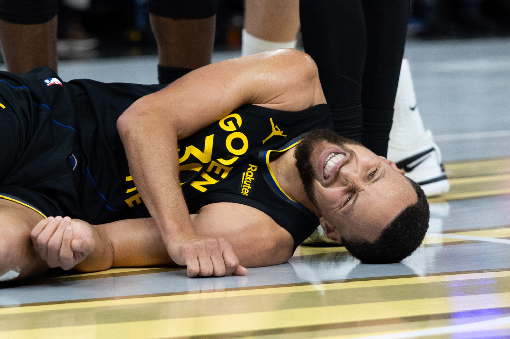 Tin chấn thương Warriors: Stephen Curry bị dập cơ đùi, sẽ chụp MRI để xác định cụ thể